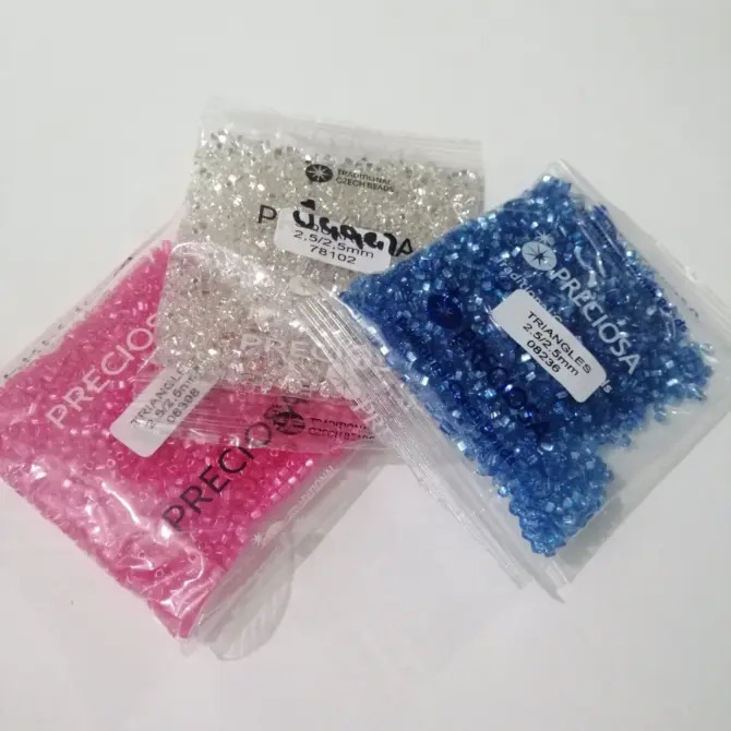 Preciosa Triangle Beads 08398 2.5x2.5mm 3.5 oz - Image 4